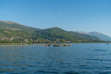 Kuzey Makedonya 'daki büyük dağların önündeki Ohri Gölü. Ağustos 2019