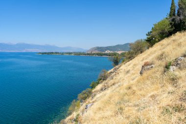 Ohri Gölü, Kuzey Makedonya. Ohri Bölgesi 'nin Doğal ve Kültürel Mirası. Ağustos 2019