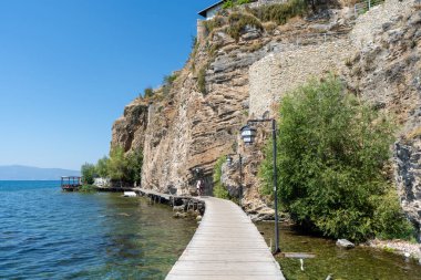 Kuzey Makedonya 'daki Ohri Gölü üzerindeki Dilekler Köprüsü. Popüler turizm merkezi. Ağustos 2019