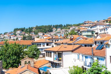 Ohri 'nin kırmızı kiremitli çatıları. Kuzey Makedonya 'nın inanılmaz gölü ve UNESCO WHS ile tanınan güzel bir şehri. Ağustos 2019