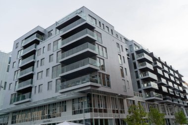 Oslo Opera Mahallesi 'ndeki tipik modern bina. Barkod Projesi 'nin mimarisi. Ağustos 2019