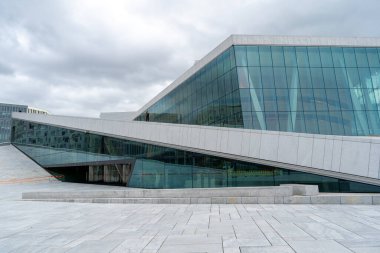 Oslo Opera Binası. Oslo 'nun merkezindeki Bjorvika mahallesindeki inanılmaz modern bina. Ağustos 2019