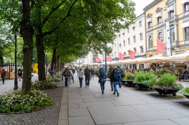Oslo, Norveç 'te dolaşan turistler. Royal Palace 'ın yanındaki sokakta. Ağustos 2019