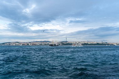 İstanbul, Türkiye 'de İstanbul Boğazı' ndan feribot geçiyor. Temmuz 2019