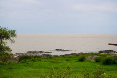 Colonia del Sacramento 'dan Rio de La Plata nehri manzaralı, deniz fenerinin yanında. Mart 2020