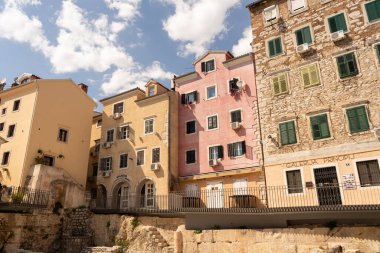 Hırvatistan 'ın Rijeka kentinin eski mimarisi mavi gökyüzü ve bulutların önünde. Haziran 2019