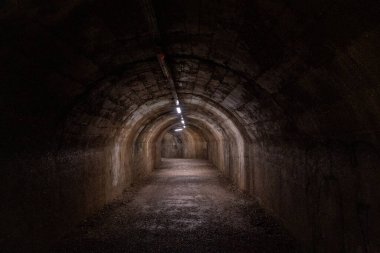Hırvatistan 'ın Rijeka kentindeki askeri tünel. Şimdi bu yaya tüneli popüler bir turizm merkezi. Haziran 2019