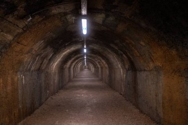 Haziran 2019. Hırvatistan 'ın Rijeka kentindeki askeri tünel. Şimdi bu yaya tüneli popüler bir turizm merkezi..