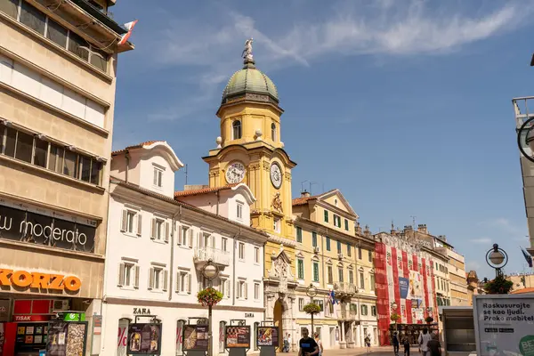 Junio 2019. Torre del Reloj de la Ciudad de Rijeka en Croacia en frente del cielo azul . —  Fotos de Stock