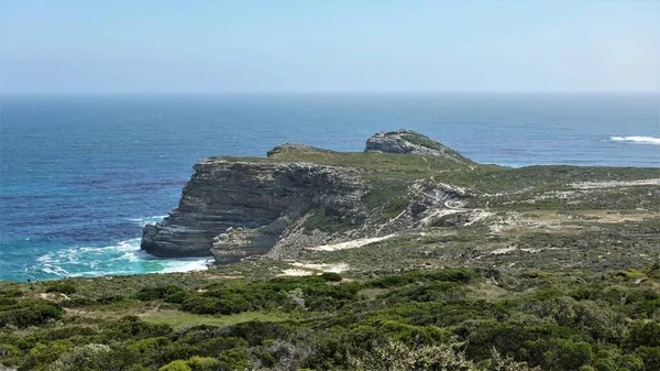 Cape Town Ümit Burnu Uçurum Mavi Okyanus Mavi Gökyüzü Dalgalar — Stok fotoğraf