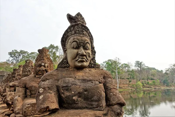 Kambodža Chrámový Komplex Angkoru Starověké Sochy Záhadnými Úsměvy Tvářích Nás — Stock fotografie