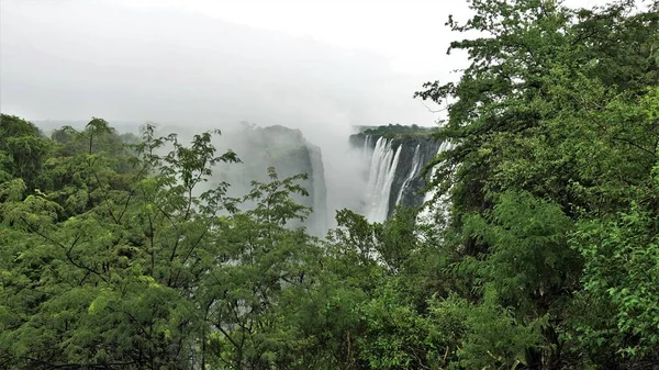 Victoria Falls Sambia Mächtige Wasserströme Stürzen Den Abgrund Über Dem — Stockfoto