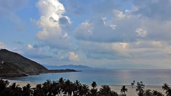 Вьетнамский Пейзаж Бирюзовый Залив Спокойной Водой Голубое Небо Красивыми Облаками — стоковое фото