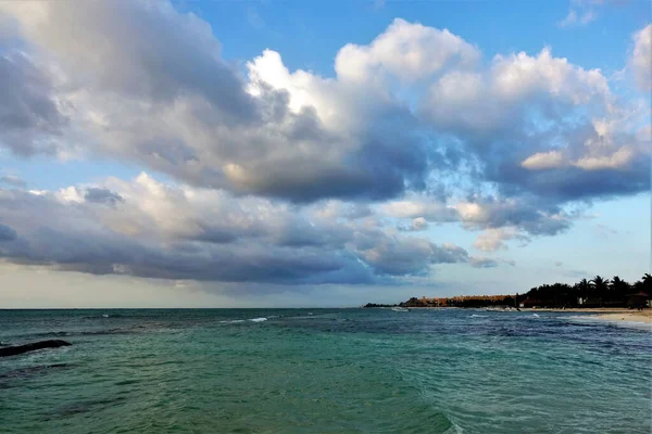 メキシコだ カリブ海はエメラルド色です 遠くには砂浜とヤシの木があります 空には美しい雲がある — ストック写真