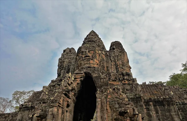 Brány Starobylého Hradu Angkor Kambodži Proti Modrému Zamračenému Nebi Troskách — Stock fotografie