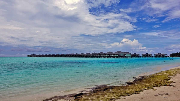 몰디브 환상적으로 아름다운 하늘을 뒤덮고 아콰마린 바다와 모래사장이 펼쳐져 호수에는 — 스톡 사진
