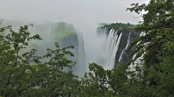 ザンビアの自然の奇跡ビクトリア滝 ザンベジ川からの水の強力なストリームは 険しい崖から峡谷に落ちる 霧は煙のようだ 信じられない光景 — ストック写真