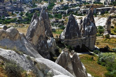 Kapadokya 'nın antik uçurumları olan inanılmaz vadisi. Keskin gri ve siyah tepeleri olan alışılmadık kayalar. Yüzyıllar önce kayalıklarda mağaralar kesilmişti. UNESCO Mirası.