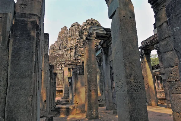 Mystiska Angkor Ruinerna Ett Gammalt Palats Många Kolumner Med Teckningar — Stockfoto