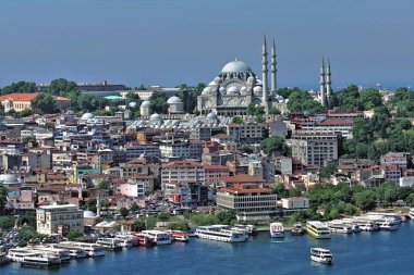 Güzel İstanbul 'un manzarası. Boğaz 'da bir sürü gemi var. Kürsüdeki görkemli cami. Pek çok modern konut binası birbirine yakın.