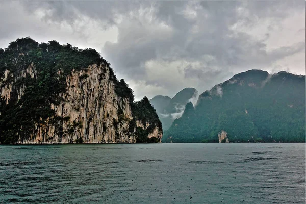 Dia Nebuloso Chuvoso Exclusivo Lago Cheo Lan Pedras Cobertas Com — Fotografia de Stock