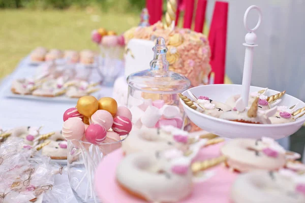 Verjaardagsfeestversieringen Snoepjes Taarten Voor Verjaardag Van Een Kind — Stockfoto