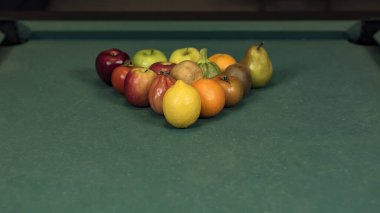 Mevsimlik meyve ve sebzelerle yapılmış yeşil bilardo masası.