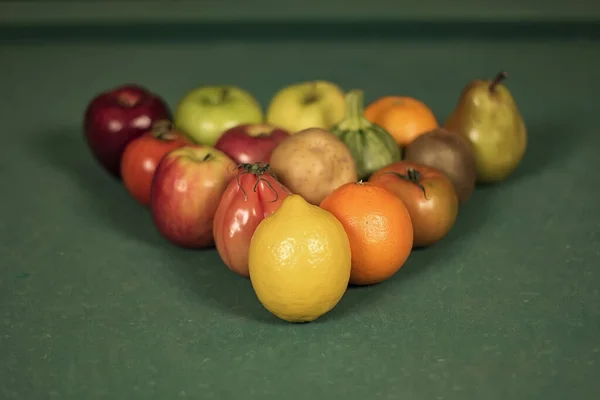 Grüner Billardtisch Mit Dreieck Aus Obst Und Gemüse Der Saison — Stockfoto