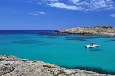 Sicilya 'nın Lampedusa adası. Saf ve mavi kristal deniz. Askıya alınmış tekne