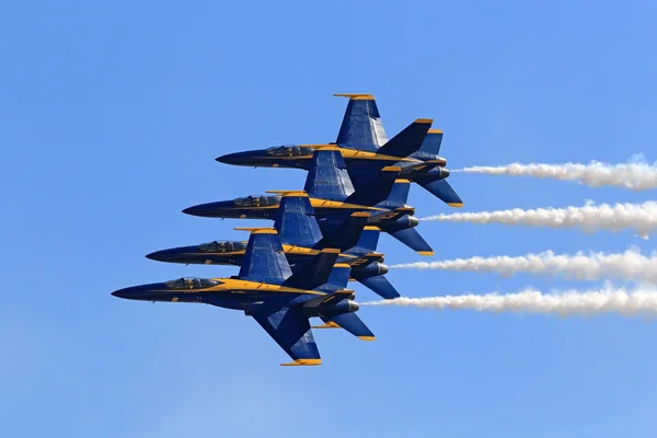 Αεροπλάνο μαχητών σφήκα F-18 Blue Angels που περιφέρουν σε σχηματισμό στο 2016 Miramar Air Show — Φωτογραφία Αρχείου