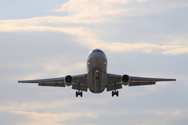 Uçak Ups Md-11 jumbo jet Los Angeles dışında Ontario Uluslararası Havaalanı'nda açılış