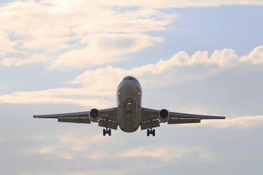 Uçak Ups Md-11 jumbo jet Los Angeles dışında Ontario Uluslararası Havaalanı'nda açılış