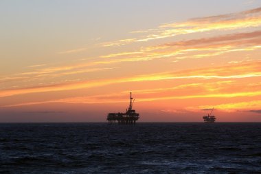 Teçhizat Platform günbatımı sırasında Pasifik Okyanusu petrol.