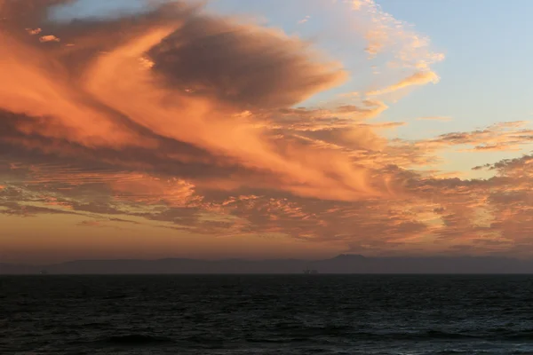 Nuvens no crepúsculo ao longo da costa da Califórnia — Fotografia de Stock