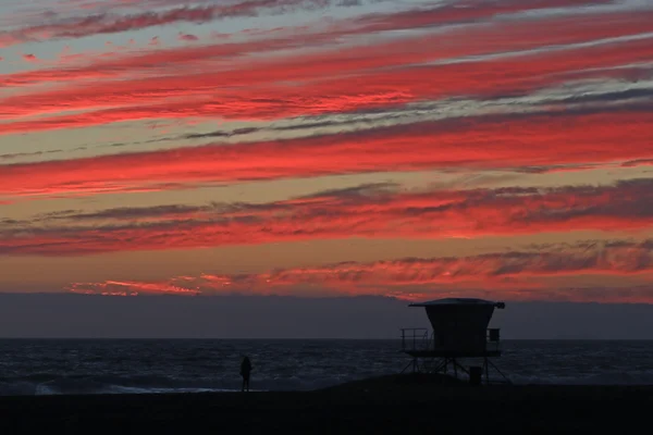 Пляж життя гвардії станції в сутінки вздовж узбережжя Каліфорнії — стокове фото