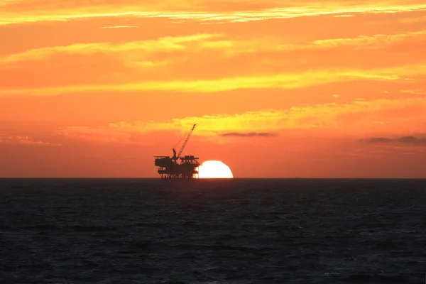 Plataforma de plataforma petrolífera al atardecer en el Océano Pacífico Imagen de archivo