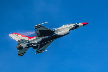 Uçak Hava Kuvvetleri Thunderbirds F-16 jet avcı 2016 Huntington Beach Air Show'da California gerçekleştirme