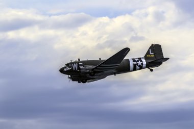 Uçak İkinci Dünya Savaşı C-47 Douglas Skytrain 2016 Huntington Beach Air Show gerçekleştirme