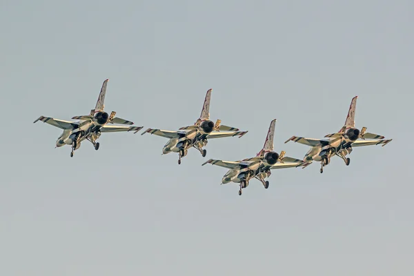 Airplane Air Force Thunderbirds F-16 jet fighter performing at the 2016 Huntington Beach Air Show in California — Stock Photo, Image