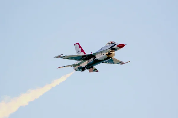 Letadlo f-Air Force Thunderbirds 16 stíhačky na 2016 Huntington Beach Air Show v Kalifornii — Stock fotografie