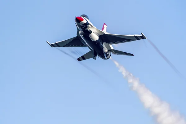 Letadlo f-Air Force Thunderbirds 16 stíhačky na 2016 Huntington Beach Air Show v Kalifornii — Stock fotografie