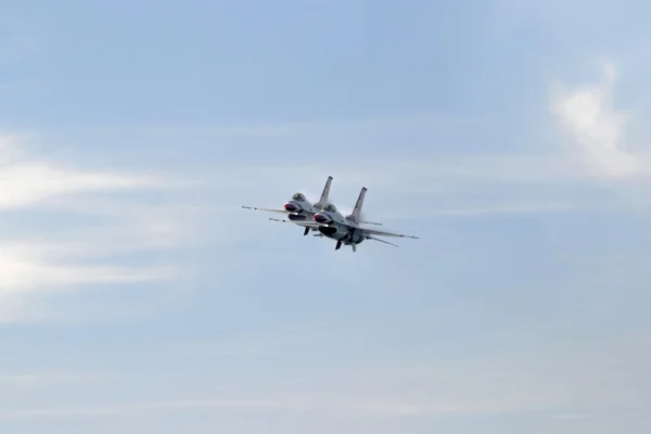 Avión Fuerza Aérea Thunderbirds F-16 caza a reacción que realiza en el 2016 Huntington Beach Air Show en California — Foto de Stock