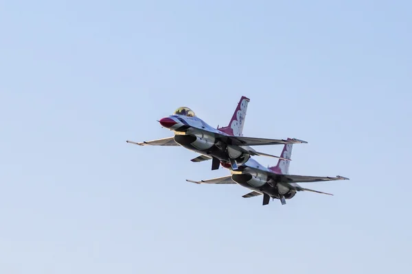 Airplane Air Force Thunderbirds F-16 jet fighter performing at the 2016 Huntington Beach Air Show in California — Stock Photo, Image