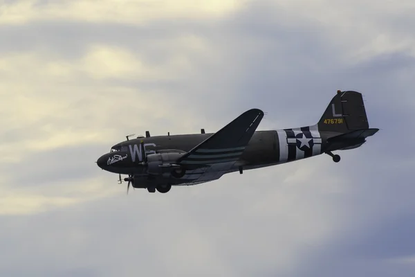 Avión Segunda Guerra Mundial C-47 Douglas SkyTrain realiza en 2016 Huntington Beach Air Show — Foto de Stock