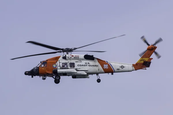 Sahil Güvenlik helikopteri 2016 Huntington Beach Air Show gerçekleştirme — Stok fotoğraf