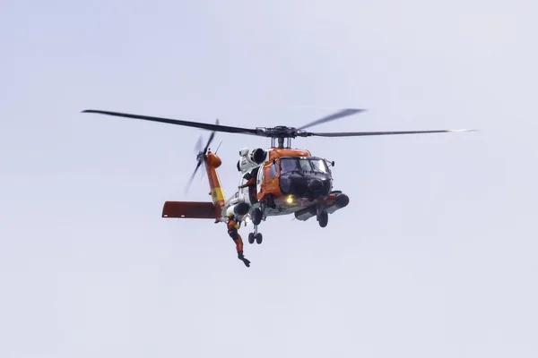 Helicóptero da Guarda Costeira se apresentando em 2016 Huntington Beach Air Show — Fotografia de Stock