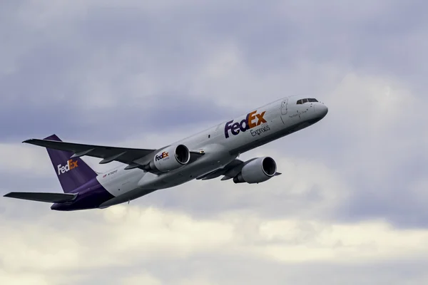 Αεριωθούμενο φορτίου Fedex αεροπλάνο που πετούν στο 2016 Χάντινγκτον Μπιτς Air Show στην Καλιφόρνια — Φωτογραφία Αρχείου