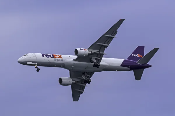 Pesawat FedEx kargo jet terbang pada 2016 Huntington Beach Air Show di California — Stok Foto