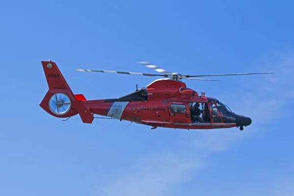 Resgate da Guarda Costeira de helicóptero se apresentando no Show Aéreo de Huntington Beach 2016 — Fotografia de Stock