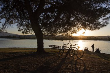 Park göl günbatımı düşüş sırasında